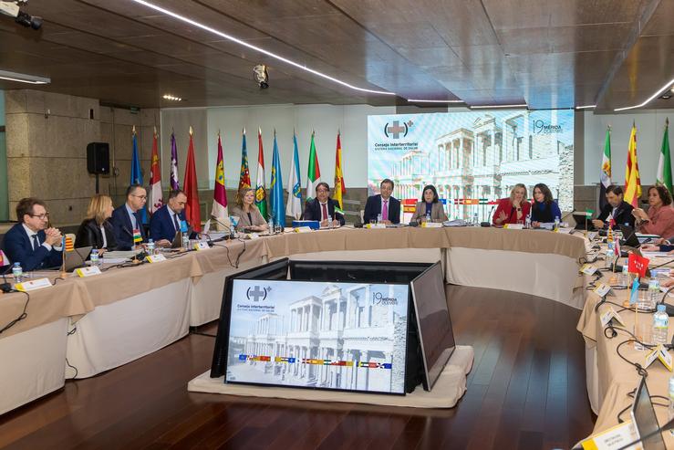 A ministra de Sanidade do Goberno de España, Carolina Darias, e o presidente da Xunta de Estremadura, Guillermo Fernández Vara, xunto cos conselleiros participan na reunión plenaria do Consello Interterritorial do Sistema Nacional de Saúde 