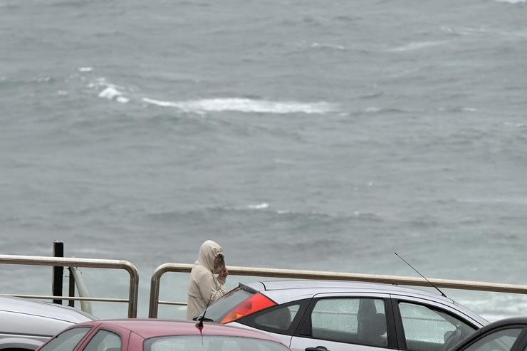 Arquivo - Un home con carapucha no Paseo Marítimo da Coruña, a 19 de xuño de 2022, na Coruña, Galicia.. M. Dylan - Europa Press - Arquivo / Europa Press