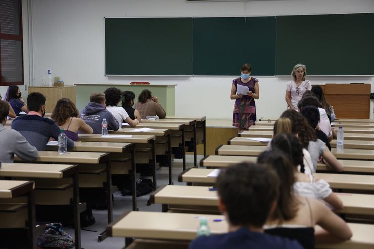 Estudantes esperan antes de comezar as probas de acceso á universidade 2022,. Photogenic