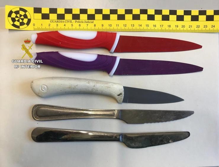Investigan a un veciño de Laracha por ameazar de morte a varias persoas cunha barra de ferro e varios coitelos / Garda Civil
