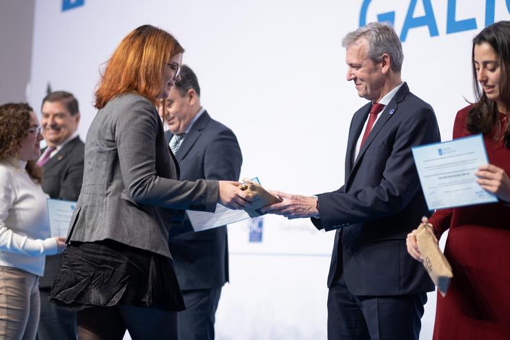 O presidente da Xunta, Alfonso Rueda, acompañado do conselleiro de Cultura, Educación, FP e Universidades, Román Rodríguez, no acto de entrega dos Premios Fin de Carreira 2021 / Xunta de Galicia