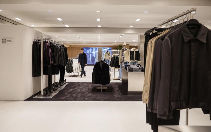 Roupa de home na nova macrotenda de Zara no Boulevard Austria de València, a 2 de decembro de 2022, en Valencia 