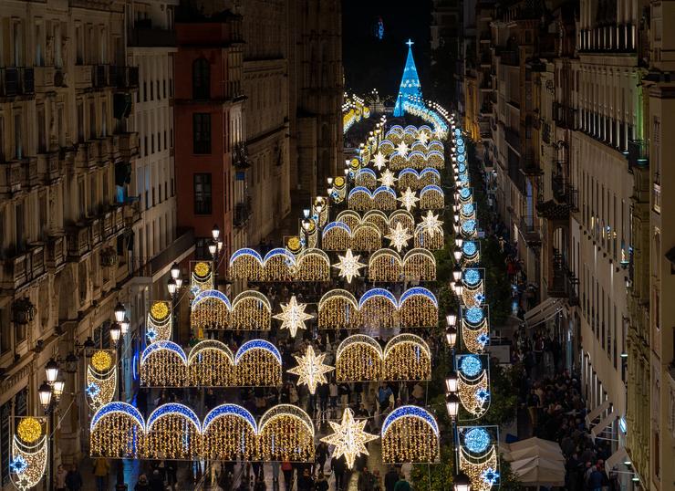 Sevilla acende as luces de Nadal, a 5 de Decembro de 2022 en Sevilla, (Andalucía, España). O alcalde de Sevilla Antonio Muñoz acompañado de nenos acendeu hoxe as luces do Nadal na cidade, uns días máis tarde do común por motivos da c. Francisco J. Olmo / Europa Press