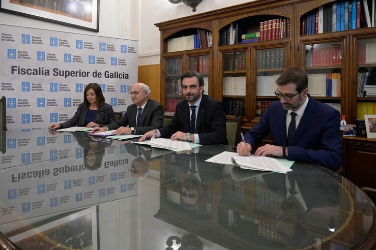 O vicepresidente segundo da Xunta, Diego Calvo, e o fiscal superior de Galicia, Fernando Suanzes, asinan un convenio de colaboración. MONCHO FONTES 