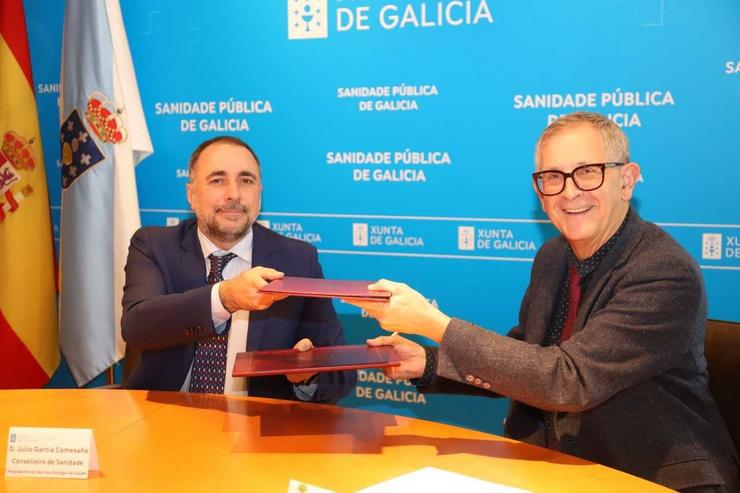 O conselleiro de Sanidade, Xullo García Comesaña, e o alcalde de Carballo, Evencio Ferrero Rodríguez, na firma do protocolo. XUNTA / Europa Press