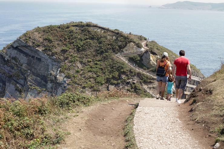 Uns turistas realizan a ruta Punta Socastro ou 'O Fuciño do Porco' 