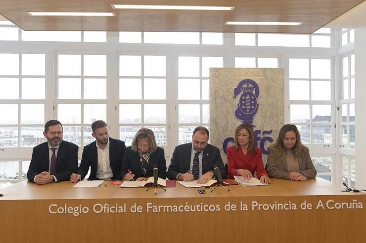 O conselleiro de Sanidade, Julio García Comesaña, na firma dun convenio co colexio de farmacéuticos da Coruña / Consellería de Sanidade