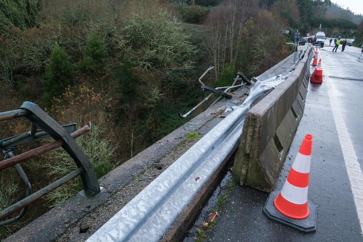 Estado no que quedou a mediana por onde se despeñó o autobús, no río Lérez , a 25 de decembro de 2022, no concello de Cerdedo-Cotobade, Pontevedra, Galicia.. César Arxina - Europa Press / Europa Press