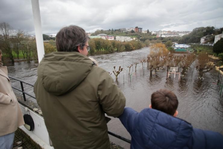 Un home e un neno observan a crecida do río Miño en Lugo Carlos Castro - Europa Press 