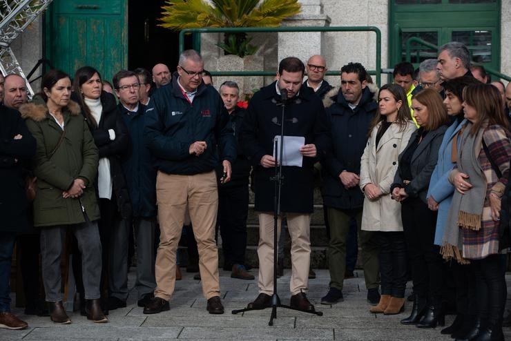 O alcalde de Cercedo-Cotobade, Jorge Cubela, le unhas palabras tras o minuto de silencio polas vítimas do accidente.. Gustavo da Paz - Europa Press / Europa Press