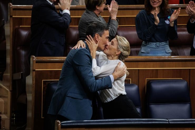 O presidente do Goberno, Pedro Sánchez, e a vicepresidenta segunda e ministra de Traballo e Economía Social, Yolanda Díaz,  abrázanse tras a aprobación dos PGE2023 nunha sesión plenaria no Congreso dos Deputados, a 24 de novembro /Alejandro Martínez Vélez - Europa Press - Arquivo / Europa Press