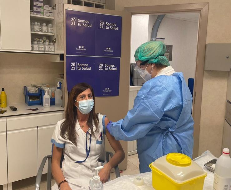 Arquivo - Sonia Ortiz, enfermeira de Urxencia no Hospital Universitario HM Montepríncipe, converteuse na primeira profesional sanitaria de HM Hospitais en Madrid en recibir a primeira dose da vacina.. HM HOSPITAIS - Arquivo / Europa Press