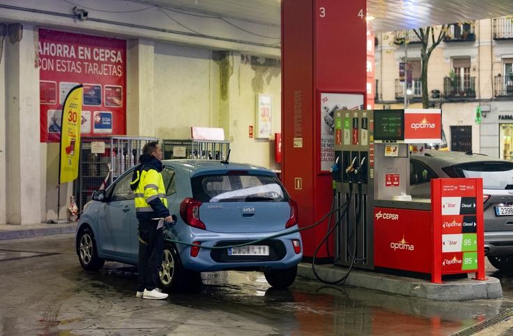 Unha persoa bota gasolina do chafariz dunha gasolineira 