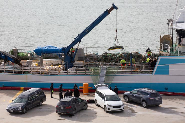 Arquivo - EP- Selección fotos  2022: Operarios baixan coa axuda dun guindastre a un das persoas falecidas no naufraxio do buque galego, á súa chegada ao Porto de San Xoán de Terranova, a 19 de febreiro de 2022, en San Juan, Terranova (Canadá). O. PAUL DALY - Europa Press - Arquivo / Europa Press