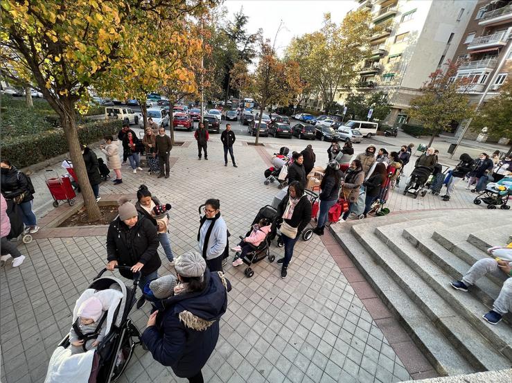 Familias fan cola para recibir alimentos da Fundación Madriña.. FUNDACIÓN MADRIÑA 