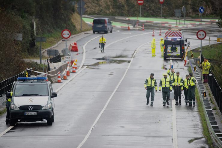 O equipo de expertos da Garda Civil inicia a reconstrución do accidente de autobús no que faleceron sete persoas en Noiteboa.. GUSTAVO DA PAZ - EUROPA PRESS / Europa Press