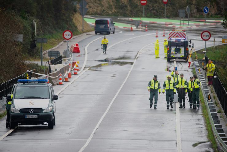 Un equipo especializado da Garda Civil participa na reconstrución do accidente do autobús sinistrado no río Lérez, a 28 de decembro de 2022, en Cerdedo-Cotobade / Gustavo de la Paz