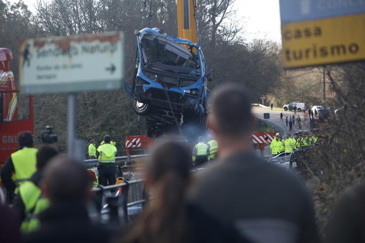 Un guindastre coloca o autobús accidentado sobre a ponte para sacalo da canle do río Lérez.. Gustavo da Paz - Europa Press / Europa Press