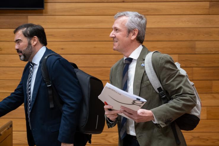 O presidente da Xunta, Alfonso Rueda, chega á sesión de control do Parlamento 