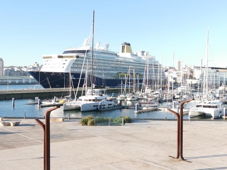 Cruceiro no porto da Coruña 