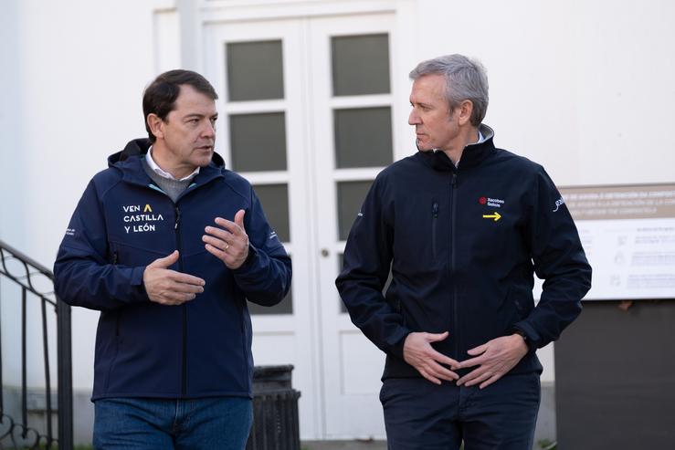 O titular do Goberno galego, Alfonso Rueda, recibe ao presidente de Castela e León, Alfonso Fernández Mañueco, e realiza un tramo do Camiño de Santiago 