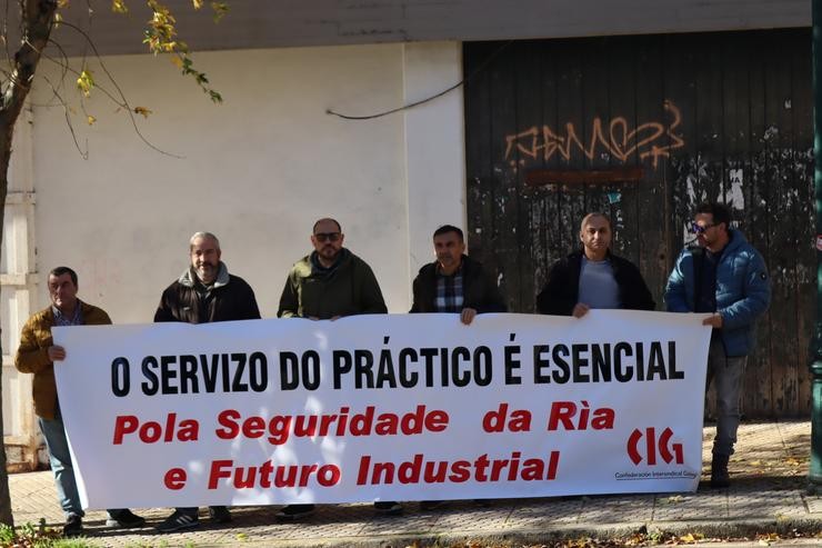Representantes de XEAL e da Unión Local da CIG de Cee nas portas do Parlamento de Galicia, piden garantir a figura do  práctico de porto 
