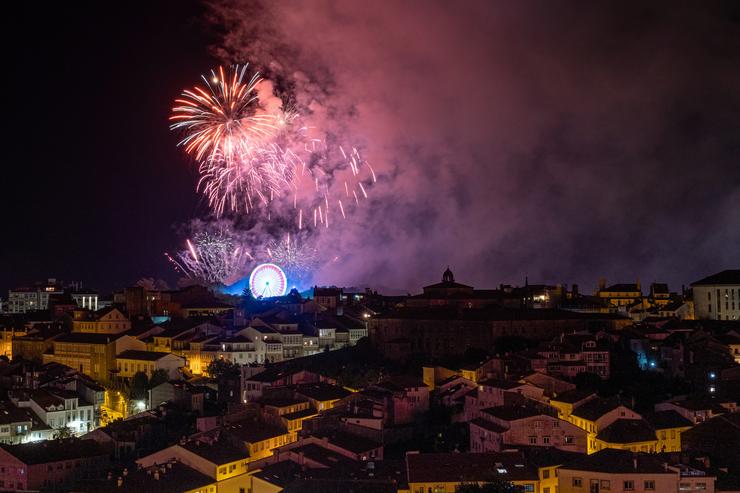 Arquivo - Vista de fogos artificiais durante os Lumes do Apóstolo nas Festas do Apóstolo Santiago 2022. César Arxina - Europa Press - Arquivo 