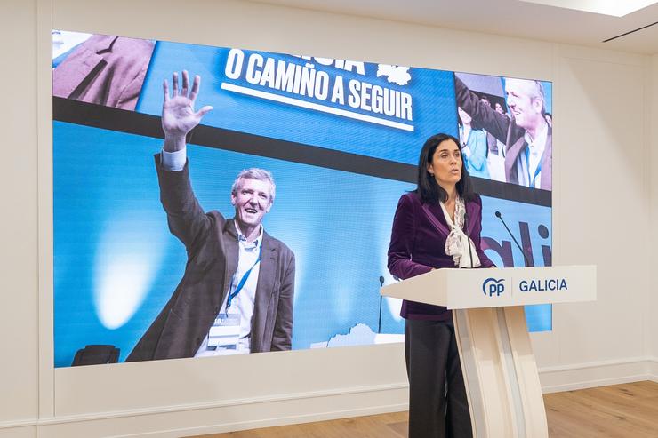 A secretaria xeral do PPdeG, Paula Prado, en rolda de prensa cunha imaxe do presidente, Alfonso Rueda / PPdeG