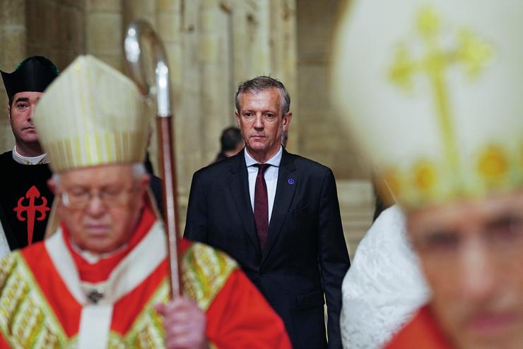 O presidente da Xunta, Alfonso Rueda, á súa chegada ao acto de Translación dos Restos do Apóstolo na catedral de Santiago de Compostela.. Álvaro Ballesteros - Europa Press 