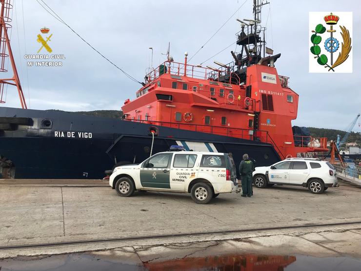 A embarcación Ría de Vigo e dúas patrullas do Seprona, que participaron na intervención de de 300 quilos de centola e 44 de recoiro na ría de Ferrol e Ares. GARDA CIVIL 