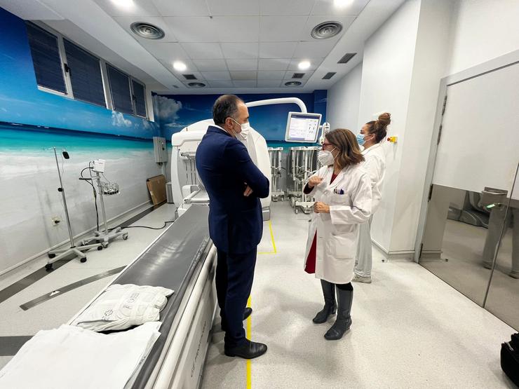O conselleiro de Sanidade, Xulio García Comesaña, visitou o servizo de medicamento nuclear do Complexo Hospitalario Universitario de Ourense (CHUO) / Xunta
