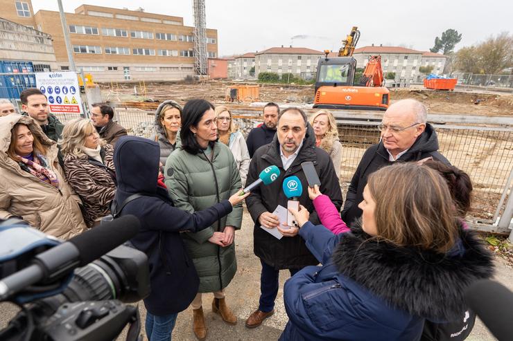 Xullo García Comesaña e Paula Prado ofrecen declaracións á medios fronte ao Hospital comarcal de Verín (Ourense). PPDEG 