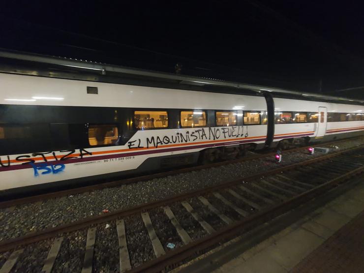 Tren vandalizado en Catoira (Pontevedra), en referencia ao xuízo do accidente do Alvia de 2013 
