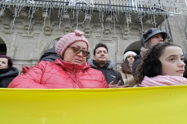 Varias persoas portan unha bandeira de Colombia cun lazo negro durante unha concentración convocada pola comunidade colombiana en Lugo para mostrar a súa repulsa polo asasinato de Cristina Cabo / Carlos Castro - Europa Press 