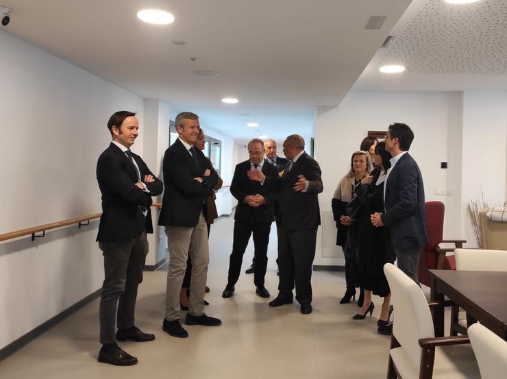 O presidente da Xunta, Alfonso Rueda; o alcalde de Santiago, Xosé Sánchez Bugallo, e outras autoridades durante a inauguración da residencia Raiola-San Marcos en Santiago de Compostela 