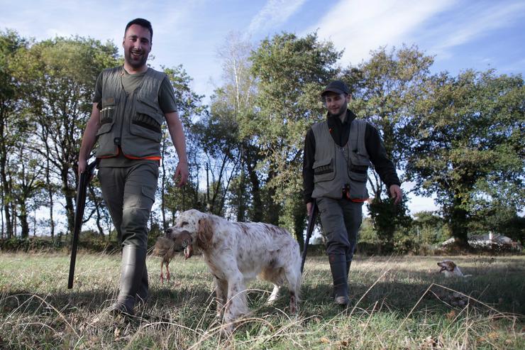 Dous cazadores pertencentes ao Coto de Cela  / Carlos Castro - Europa Press 