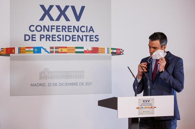 O presidente do Goberno, Pedro Sánchez, quítase a máscara durante unha Conferencia de Presidentes extraordinaria celebrada no  Senado / Alejandro Martínez Vélez