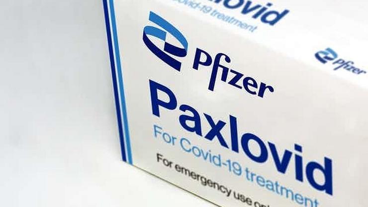 Caixa do medicamento Paxlovid, de Pfizer, contra a covid-19.