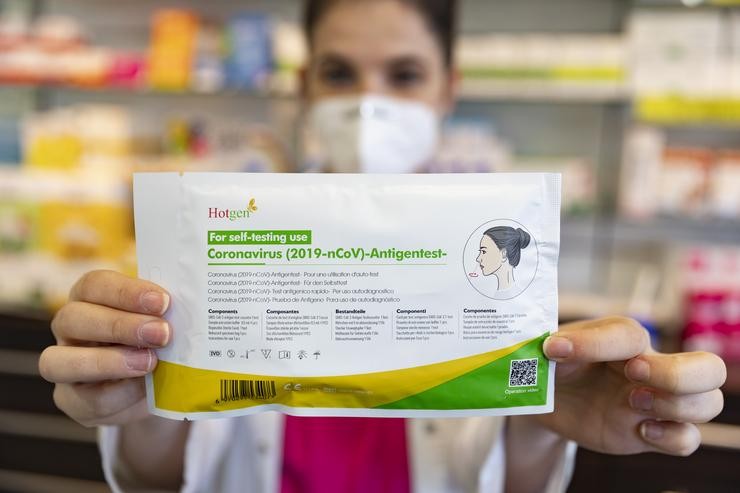Unha farmacéutica mostra un test de antíxenos / Eduardo Parra - Europa Press.