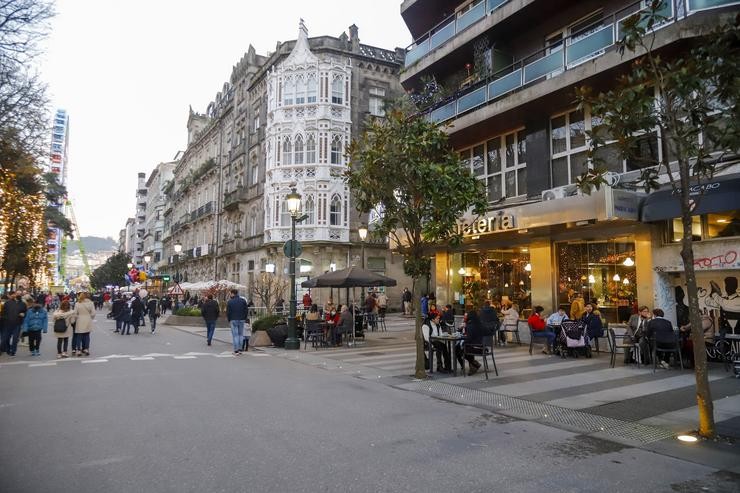 Un grupo de persoas pasea polas rúas de Vigo.. Marta Vázquez Rodríguez - Europa Press / Europa Press