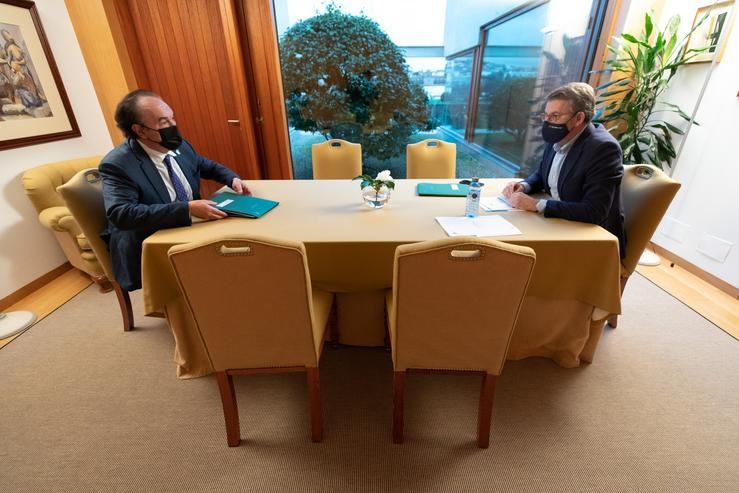 O presidente da Xunta, Alberto Núñez Feijóo, reúnese co alcalde de Lalín, Xosé Crespo, no seu despacho de Monte Pío. DAVID CABEZÓN @ XUNTA / Europa Press