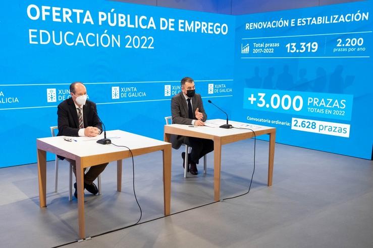 O conselleiro de Cultura, Educación e Universidade, Román Rodríguez, acompañado polo director xeral de Centros e Recursos Humanos, Jesús Álvarez / Europa Press.