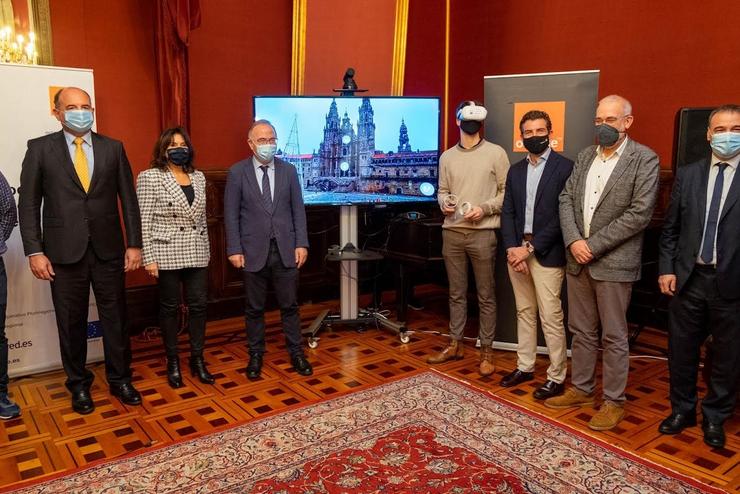 O alcalde de Santiago de Compostela, Xosé Sánchez Bugallo, a directora xeral de Amtega, Mar Pereira e o director de Servizos Públicos Dixitais de Rede.es, Francisco Javier García Vieira, durante a presentación do prototipo de tecnoloxía 5G.. XUNTA 