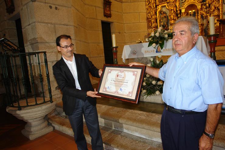 Homenaxe que lle fixeron ao cura Miguel Fernández Grande os seus fregueses de Parada, en Vilar de Santos 