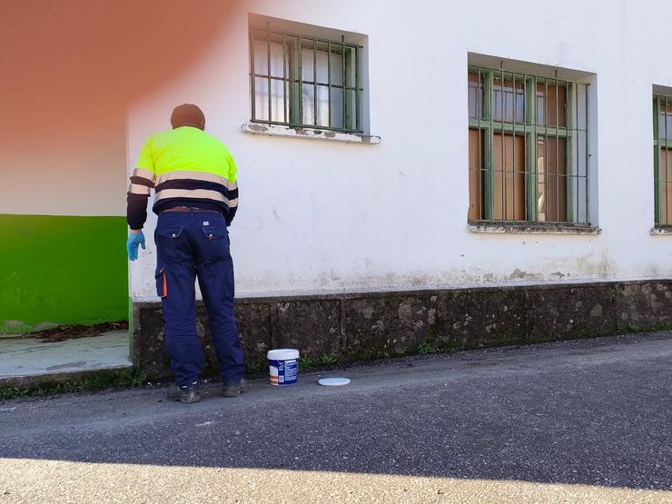 Limpeza de pintadas machistas nun colexio da Lama / Concello.