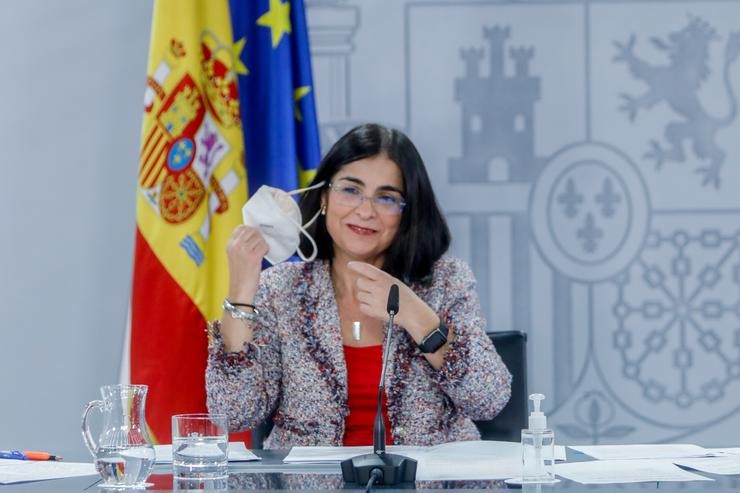 A ministra de Sanidade, Carolina Darias, quitando a máscara na rolda de prensa posterior ao Consello Interterritorial do Sistema Nacional de Saúde (CISNS).. EUROPA PRESS/R.Rubio.POOL - Europa Press