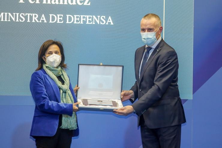 O presidente da Confederación de Empresarios de Pontevedra (CEP), Jorge Cebreiros, entrega a medalla da organización á ministra Margarita Carballos, nun acto, en Vigo, no que tamén se premiou á Unidade Militar de Emerxencias.. Marta Vázquez Rodríguez - Europa Press / Europa Press