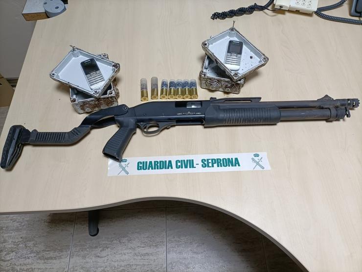 Arma e munición intervenidasa pola Garda Civil a un investigado como presunto autor de caza maior furtiva en Castroverde (Lugo).. GARDA CIVIL / Europa Press