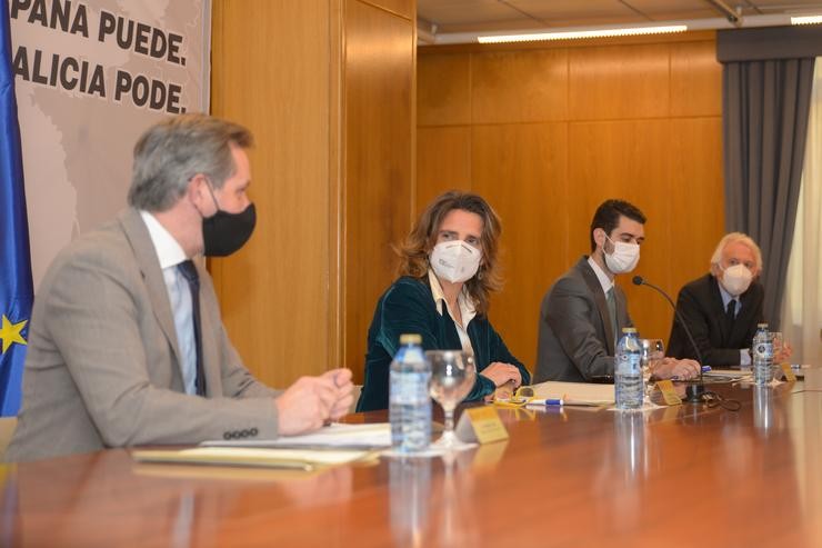 A ministra para a Transición Ecolóxica, Teresa Ribeira, e o delegado do Goberno en Galicia, José Miñones, participan nunha reunión con empresarios. M. Dylan - Europa Press 