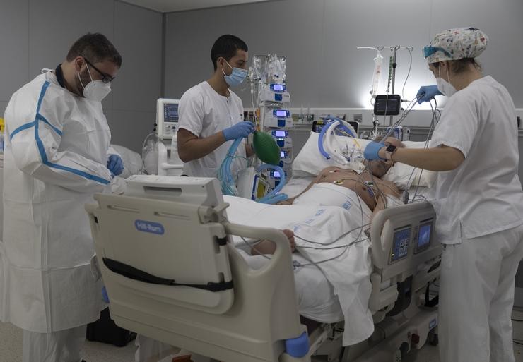 Varios sanitarios ao redor dun paciente ingresado na UCI do Hospital Enfermeira Isabel Zendal. Eduardo Parra - Europa Press / Europa Press